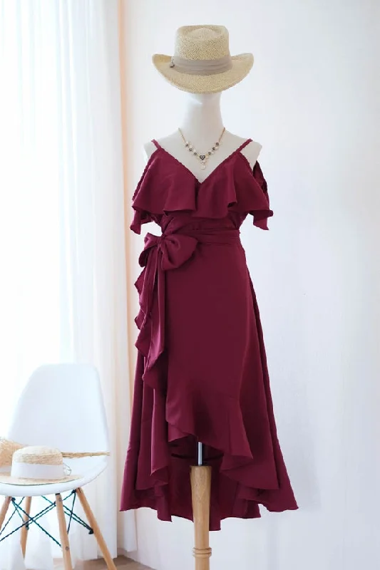 Wrap dress – Dress that wraps around the body and ties at the waist, creating a flattering and adjustable fit.Wrap dress – Dress that wraps around the body and ties at the waist, creating a flattering and adjustable fit.Elegant High-Low V-Neck Burgundy Homecoming Dress with Ribbon